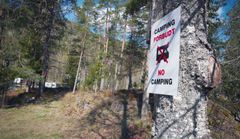 Allemannsretten gjelder uavhengig av hvem som er grunneier. Samtidig setter flere grunneiere opp private skilt med «camping forbudt» for å hindre bobiler og folk med campingvogn å overnatte. Det finnes noen regler du må forholde deg til. Så sett deg inn i det før ferien starter. (Foto: NAF)