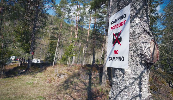 Allemannsretten gjelder uavhengig av hvem som er grunneier. Samtidig setter flere grunneiere opp private skilt med «camping forbudt» for å hindre bobiler og folk med campingvogn å overnatte. Det finnes noen regler du må forholde deg til. Så sett deg inn i det før ferien starter. (Foto: NAF)