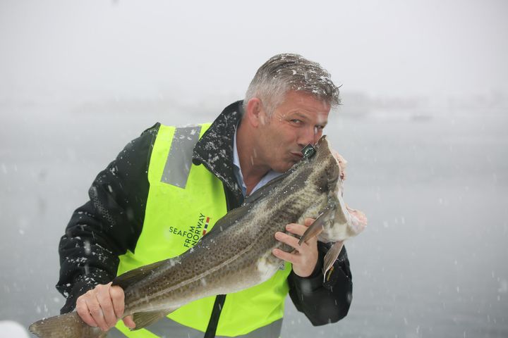 Fiskeri- og havminister Bjørnar Skjæran er glad for at flere jenter og gutter får prøvd seg som fiskere i sommer. Foto: Emil Bremnes/Nærings- og fiskeridepartementet