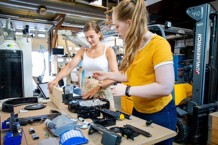 Husdyrstudent Erle Sandtorp og maskinstudent Elisabeth Eide demonterer en robotstøvsuger i faget Produktutvikling og maskindesign. Foto: Håkon Sparre/NMBU