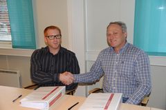 Kontrakten er signert mellom Forsvarsbygg og Målselv Maskin for bygging av ny rundkjøring på E6 i Heggelia, Troms. Fv. Seksjonssjef Erik-Anders Helin i Forsvarsbygg og daglig leder i Målselv Maskin og Transport AS, Frank Eriksen. (Foto: Andrea Sofie Nilssen, Nye Troms)