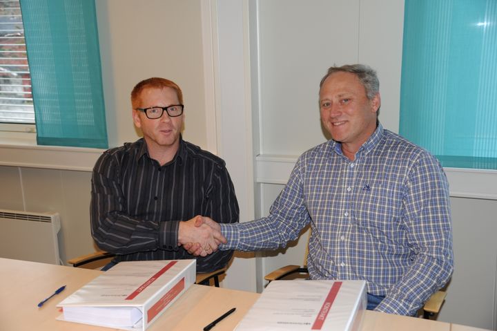 Kontrakten er signert mellom Forsvarsbygg og Målselv Maskin for bygging av ny rundkjøring på E6 i Heggelia, Troms. Fv. Seksjonssjef Erik-Anders Helin i Forsvarsbygg og daglig leder i Målselv Maskin og Transport AS, Frank Eriksen. (Foto: Andrea Sofie Nilssen, Nye Troms)