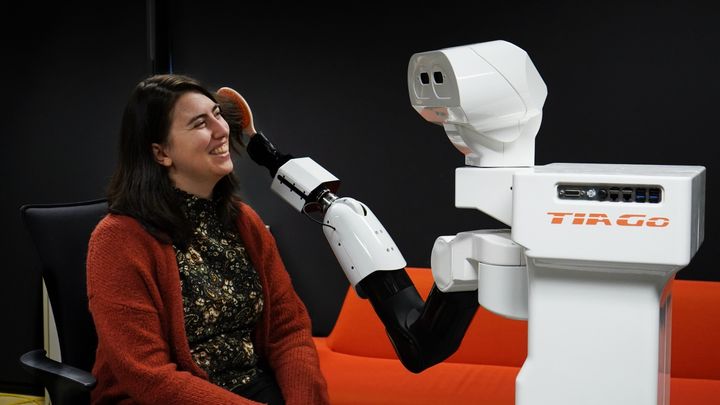 Roboter kan bli fremtidens personlige assistenter, derfor er det viktig å finne ut hvordan den interagerer best mulig. Her grer roboten håret til forsker Marieke van Otterdijk. Foto: Elina Melteig