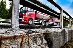 Godt vedlikehold til rett tid sparer samfunnet for milliardkostnader og gir mer trafikksikkerhet og bedre framkommelighet for mindre penger.