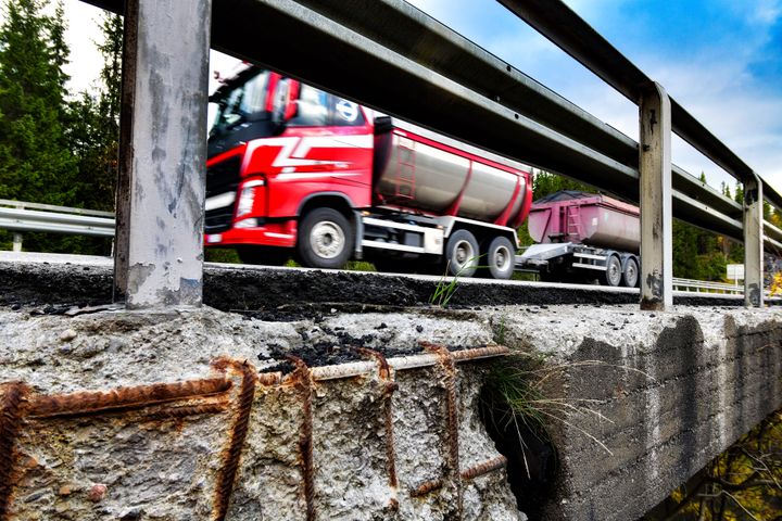 Godt vedlikehold til rett tid sparer samfunnet for milliardkostnader og gir mer trafikksikkerhet og bedre framkommelighet for mindre penger.