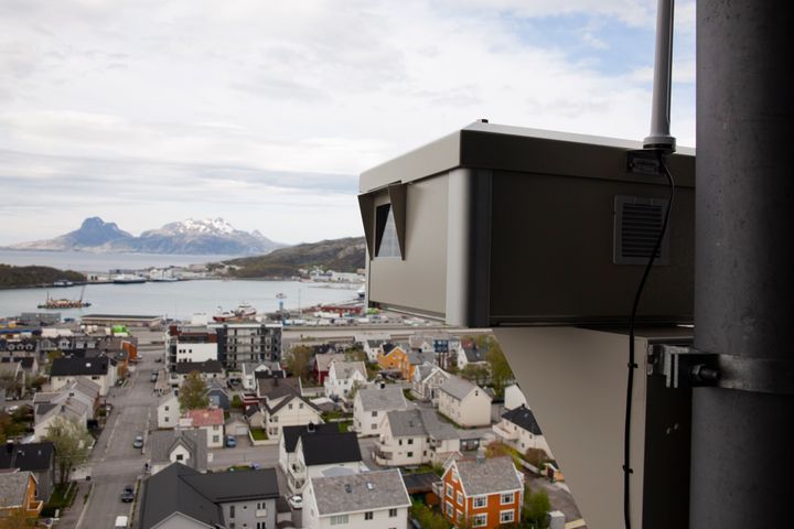 Værkamerastasjon nummer 100 i Norge ble satt opp ved den nye landingsplassen på taket av Nordlandssykehuset i Bodø. Foto: Stiftelsen Norsk Luftambulanse