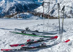 Hvis du går fra skiene uten tilsyn, er det ikke sikkert du får erstattet alt på forsikringen. Foto: Samuel Ferrara/Unsplash.