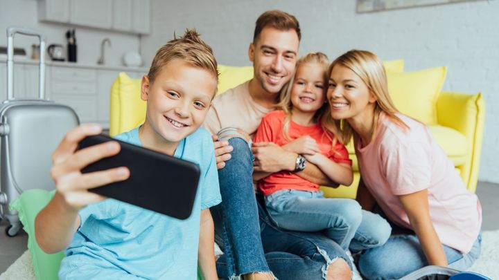 Medietilsynet oppfordrer foreldre til å ta en prat med barna sine om nettvett og sosiale medier nå i ferien. Foto Medietilsynet.
