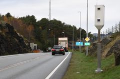 Strekningsmåling og forsterka midtoppmerking er viktige trafikksikkerhetstiltak. (Foto: Bård Asle Nordbø)
