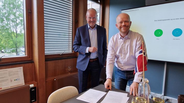 Rolf Gunnar Jørstad, Direktør NPE og Tomas Collin, leder i NOF. Foto: NPE
