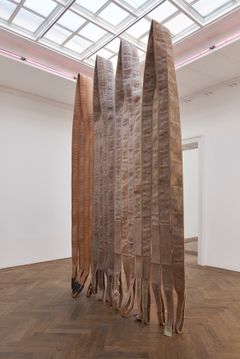 Alia Farid, Pipeline sling tapestry, 2022.  Installasjonsfoto fra Kunsthalle Basel, foto: Philipp Hänger.