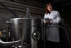– Målet er mest mulig protein med best mulig smak, sier forsker Birthe Vang. Foto: Audun Iversen © Nofima