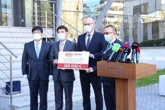Tilstede ved overrekkelsen var (fra venstre):Byung Hwa Chung (Koreas ambassadør til Slovakia), Kyong Jae Lee (President, Kia Motors Slovakia),  Richard Sulík (Deputy Prime Minister & Minister of Economy i Slovakia), Milan Laurenčík (Vice Speaker of Slovakian Parliament)
