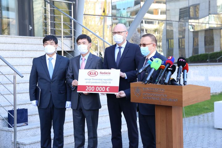 Tilstede ved overrekkelsen var (fra venstre):Byung Hwa Chung (Koreas ambassadør til Slovakia), Kyong Jae Lee (President, Kia Motors Slovakia),  Richard Sulík (Deputy Prime Minister & Minister of Economy i Slovakia), Milan Laurenčík (Vice Speaker of Slovakian Parliament)