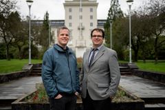 Arne Andreas Riisnes (t.v.), prosjektleder for havvind i Eviny, og Cristian Guillermo Gebhardt ved Bergen Offshore Wind Centre ser stor nytte av samarbeidet om forskning på havvind. Foto: Odd Mehus.