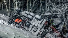 Overhalla: Jo Roger Blengsli undersøker en trailer som har havnet utenfor veibanen. Foto: National Geographic Channel.