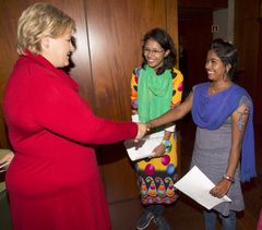 Statsminister Erna Solberg møter Shahida Akter Shorna (20) og Samapti Rani Roy (18) som jobber mot barneekteskap gjennom Weddig Busters i Bangladesh, i forb med Plans Jentekonferanse 2014. Foto Plan/Tom Hansen