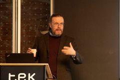 Morten Forfang presenterte funnene fra undersøkelsen i forbindelsen med åpningen av Teknisk Museums nye utstilling. Foto: Computas.
