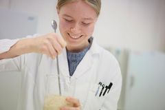 Johanne Paulsen har nylig avsluttet en mastergrad i bioteknologi ved NMBU, hvor hun skrev masteroppgave om surdeig. Foto: Alexander Benjaminsen / NMBU