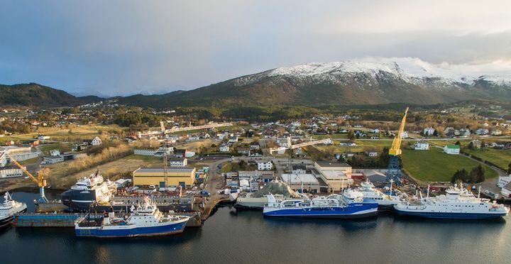 Fiskerstrand Verft AS i Sula kommune i Møre og Romsdal er ett av 15 skipsverft som må lage tiltaksplaner for opprydding i forurenset sjøbunn. Foto: Fiskarstrand Verft AS.