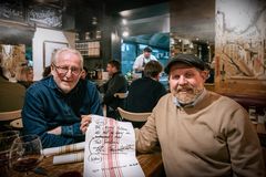 Kontrakten er i boks på servietten. Det blir bistro! Foto: Per Christian Lindh/TV 2.