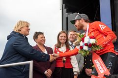 Statsminister Erna Solberg mener Arctic Race of Norway har stor betydning for Norge. Her gratulerer hun Colin Joyce fra Rally Cycling med seieren på andre etappe, foran Finnmarks fylkesordfører Ragnhild Vassvik, ordfører Stine Akselsen i Lebesby, og konsernsjef i Hurtigruten, Daniel Skjeldam. Foto: Arctic Race of Norway/Rune Dahl