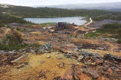 Rustfargen ved denne nedlagte gruven på Røros skyldes delvis lav og delvis rust på nakne steinflater. Foto: Einar Timdal/NHM