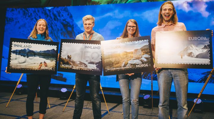 Representanter for DNT ung presenterte de fire frimerkene til stor jubel under Turistforeningens landsmøte i Oslo denne helgen. Fra venstre Amalie Fjellsøy, Markus Sæther Malmin, Johanne Grue Reiten og Konstantin Plotkin. Foto: Marius Dalseg, DNT