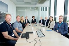 Styret vedtok nytt navn i dag: 
Fra venstre: Fra dagens styremøte i Bane NOR, fv: Tor Pålerud, Morten Lønnes, Toril Nag, Auke Lont, styreleder Siri Hatlen, fung. adm.dir. Stein O. Nes, Olaf Melbø, Ane Breivega, og Jens Heiberg. (Foto: Hilde Lillejord)
Iain Vartun var ikke tilstede på møtet