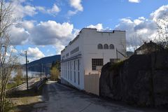 Kabelhuset på Notodden ble oppført i 1916 av Norsk Hydro som koblingstasjon for kraftoverføring mellom Svelgfoss kraftverk og ovnshus A. Etter omlegging av produksjonen, stod bygningen til forfall og kommunen ønsket å rive det da de mente at den stod i veien for utsikten til kirken. Kulturminnefondet har støttet prosjektet med én million kroner for tiltak på vinduer, dører og fasader. Bygget huser nå sju nye leiligheter, men fasaden er bevart med det originale uttrykket. (Foto: Einar Engen/Kulturminnefondet)
