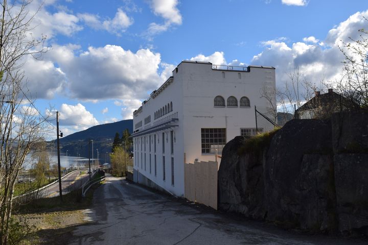 Kabelhuset på Notodden ble oppført i 1916 av Norsk Hydro som koblingstasjon for kraftoverføring mellom Svelgfoss kraftverk og ovnshus A. Etter omlegging av produksjonen, stod bygningen til forfall og kommunen ønsket å rive det da de mente at den stod i veien for utsikten til kirken. Kulturminnefondet har støttet prosjektet med én million kroner for tiltak på vinduer, dører og fasader. Bygget huser nå sju nye leiligheter, men fasaden er bevart med det originale uttrykket. (Foto: Einar Engen/Kulturminnefondet)