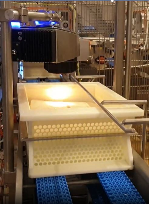 Bildet viser en såkalt NIR-sensor som måler innhold i en blokk med ost ved hjelp av lys.
Bildet viser en såkalt NIR-sensor som måler innhold i en blokk med ost ved hjelp av lys. Foto: Nofima