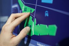 Orienteringskartet fra Campus WU Wien er et eksempel på et taktilt skilt. Skiltet har tydelige kontraster og forenklet informasjon, slik at det er brukbart også for svaksynte. Skilting og foto: buero bauer