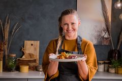 Anette Fjelleng Hansen, kokk og matrådiver i MaPrat, er ikke overrasket over hvilket tilbehør til reinkjøtt som topper lista. Foto: matprat.no