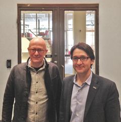 Dick Seger (t.h) og Enrique Vilamitjana gleder seg over å samarbeide om løsninger for det smarte hjemmet