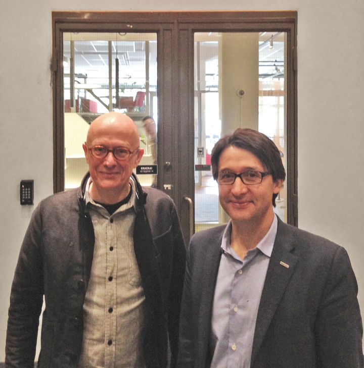 Dick Seger (t.h) og Enrique Vilamitjana gleder seg over å samarbeide om løsninger for det smarte hjemmet