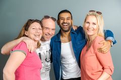 Programlederne Elisabeth Tøtte Hansen (f.v.), Jan-Erik Wilthil, Chetan Rastogi og Anne-Marit Borgen Werring gleder seg storveis til å gi lytterne morgensendinger fra alle kommunene i Buskerud gjennom hele mai. FOTO: ERLEND DALHAUG DAAE / NRK