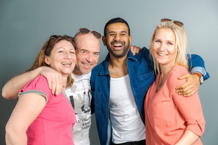 Programlederne Elisabeth Tøtte Hansen (f.v.), Jan-Erik Wilthil, Chetan Rastogi og Anne-Marit Borgen Werring gleder seg storveis til å gi lytterne morgensendinger fra alle kommunene i Buskerud gjennom hele mai. FOTO: ERLEND DALHAUG DAAE / NRK