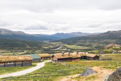 TRADISJONELL OVERNATTING: Bergsengseter er et tun av syv restaurerte tømmerhus av unik karakter - de eldste er fra 1793. Her finnes ikke mobildekning eller TV. Bo godt, sov godt og forelsk deg i tradisjonene, naturen og de enkle gledene på en ekte, norsk seter. FOTO: NAF Lokale opplevelser