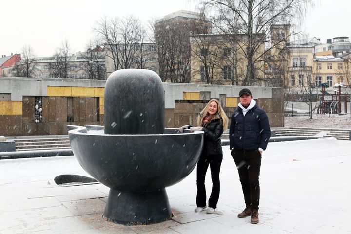 Her ser du studentene Eirik Haug og Hege Høgseth fra Institutt for bygg- og energiteknikk i Klosterenga park på Grønland i Oslo, som har skulpturer, vannførende nisjer og basseng.