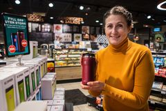 Vi drikker stadig mer kaffe på veien. Jeanette Amara i Circle K Norge viser fram Koppen 2020 – en av kafeavtalekoppene på det norske markedet. Foto: Johnny Syversen/josy.no
