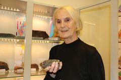 Else-Ragnhild Neumann lar seg lett fascinere av ulike bergarter, eller stein som de fleste ville sagt. Her viser hun frem en gabbro. Foto: Gunhild M. Haugnes/UiO