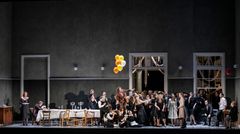 Randi Stene (t.v) og Marius Roth Christensen (i midten) med Operakoret og flere av Nasjonaloperaens solister. Foto: Erik Berg