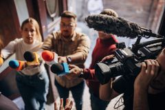 – Når overgrepssaker blir presentert på en mer nyansert og helhetlig måte, blir også de som er utsatt for overgrep mer villige til å snakke med journalister, sier forsker og journalist Thea Storøy Elnan. Illustrasjonsfoto: iStockphoto (Bildet kan kun brukes med særskilt tillatelse).