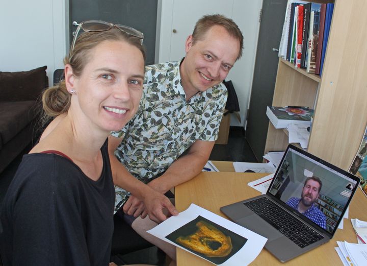 Sanne Boessenkool og Bastian Staar ved UiO under en av mange videokonferanser med James H. Barrett (på dataskjermen) fra University of Cambridge. Foto: Bjarne Røsjø/UiO