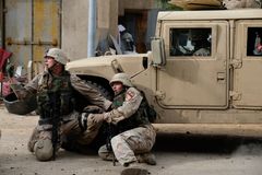 Patrick Schwarzenegger (til høyre) og Jeremy Sisto i en scene fra «The Long Road Home». Foto: National Geographic