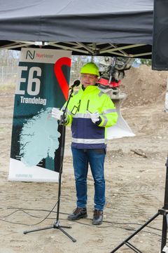 Johan Arnt Vatnan, prosjektdirektør i Nye Veier Trøndelag, ønsket alle velkommen til markering av byggestart i dag. Første prosjekt ut i anlegg er Kvål-Melhus, og det ble markert på Hofstad i dag.