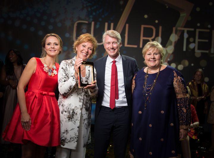 Kulturminister Linda Hofstad Helleland, TV 2-sjef Olav T. Sandnes og statsminister Erna Solberg hyllet God morgen Norges Wenche Andersen som mottok Gullrutens hederspris. Foto: Øyvind Ganesh, TV 2.