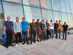 Kursdeltakerne med faglærerne Geir Bakken og Arne S. Hansen på operataket. En del av undervisningen var lagt til omvisning i Den Norske Opera, i Barcode og på Sørenga i Oslo. Foto: Per Henning Graff