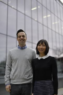 Forskerne Marco Povoli og Angela Kok ved SINTEF MiNaLab har utviklet mikrosensorens måleteknologi. Foto: SINTEF.
